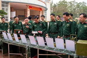 Lãnh đạo Bộ Tư lệnh Quân đoàn 12 tham quan sáng kiến, cải tiến kỹ thuật tiêu biểu phục vụ huấn luyện, sẵn sàng chiến đấu của Sư đoàn 325 năm 2024. (Ảnh PHẠM THỊNH)