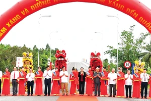 Lễ khánh thành cầu Vàm Xáng bắc qua sông Cần Thơ trên địa bàn huyện Phong Điền, công trình góp phần thúc đẩy phát triển kinh tế- xã hội của địa phương.