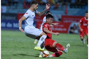 Thể Công Viettel (áo đỏ) giành chiến thắng trước Thép Xanh Nam Định với tỷ số 2-1 trên sân nhà. (Ảnh TRẦN HẢI)
