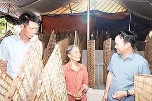 Lãnh đạo tỉnh Yên Bái thăm mô hình nuôi tằm tại gia đình bà Nguyễn Thị Chanh.