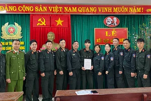 Lễ kết nạp đảng viên của Chi bộ Đội Tham mưu huấn luyện, Đảng bộ Phòng Cảnh sát cơ động, Công an tỉnh Ninh Bình.
