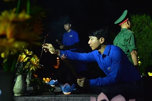 Các đại biểu thắp hương tại Nghĩa trang liệt sĩ Độc Lập (tỉnh Điện Biên).