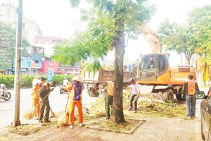 Ban Duy tu các công trình hạ tầng giao thông (Sở Giao thông vận tải Hà Nội) huy động nhân lực, máy móc dọn dẹp vệ sinh môi trường trên đường phố.