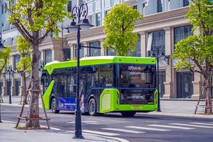 Xe buýt điện thông minh VinBus do Công ty Vinfast tự nghiên cứu, chế tạo tại Hải Phòng, nhằm mục tiêu hướng đến giao thông công cộng văn minh, giảm ô nhiễm môi trường.