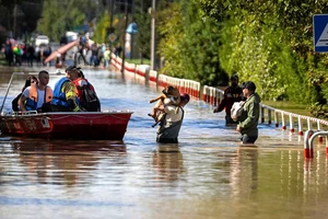 Mưa lớn gây ngập lụt tại thị trấn Bohumin của Séc. (Ảnh REUTERS)