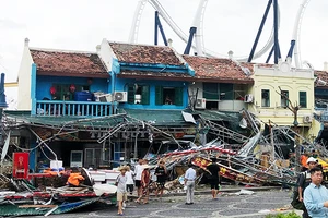 Nhiều nhà cửa, công trình ở tỉnh Quảng Ninh bị hư hại do bão số 3 gây ra. (Ảnh TRẦN HẢI)