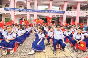 Học sinh lớp 1 Trường tiểu học Thực hành sư phạm Ngụy Như Kon Tum chào đón năm học mới.