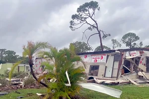 Nhiều nhà ở Florida bị phá hủy do bão. (Ảnh REUTERS)