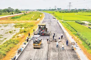 Dự án đường vành đai 4-Vùng Thủ đô đoạn qua Hà Nội đang được thi công bảo đảm tiến độ.