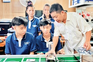 Giáo sư Trần Văn Tín hướng dẫn các học viên của Trung tâm thử nghiệm hấp thụ sóng điện từ của sản phẩm G9.