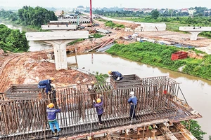 Thi công trên tuyến đường vành đai 4 - Vùng Thủ đô đoạn qua huyện Mê Linh. (Ảnh NGỌC TÂN)