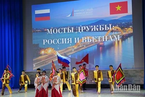 Hình ảnh Quốc kỳ Việt Nam và Liên bang Nga trong chương trình biểu diễn nghệ thuật ca ngợi tình hữu nghị giữa hai nước.