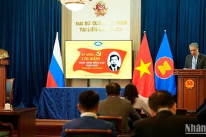 Đại sứ Việt Nam tại Liên bang Nga Đặng Minh Khôi đọc diễn văn tại lễ mít-tinh. (Ảnh: XUÂN HƯNG)