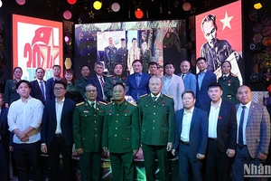 Các cựu chiến binh Việt Nam chụp ảnh lưu niệm với các đại biểu tham dự cuộc gặp. (Ảnh: XUÂN HƯNG)