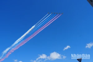 Phi đội bay trình diễn trên bầu trời Moskva. (Ảnh: XUÂN HƯNG)