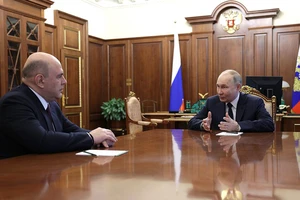 Tổng thống Putin gặp quyền Thủ tướng Nga Mikhail Mishustin trước khi ký sắc lệnh bổ nhiệm ông làm Thủ tướng. (Ảnh: KREMLIN.RU)