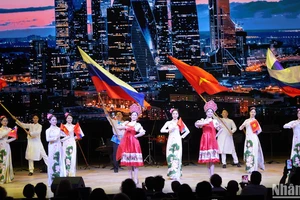 Các nghệ sĩ Việt Nam biểu diễn tại lễ khai mạc Những ngày Văn hóa Việt Nam tại Liên bang Nga.
