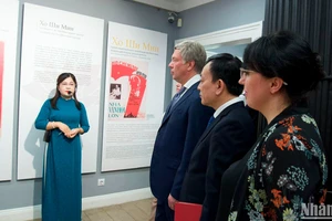 Ông Aleksey Russkich, Thống đốc tỉnh Ulyanovsk và ông Vũ Mạnh Hà, Giám đốc Bảo tàng Hồ Chí Minh tham dự lễ khai mạc Triển lãm.