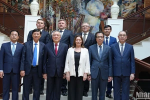 Đoàn đại biểu Tòa án nhân dân tối cao Việt Nam và Tòa án tối cao Liên bang Nga chụp ảnh lưu niệm. (Ảnh: XUÂN HƯNG)