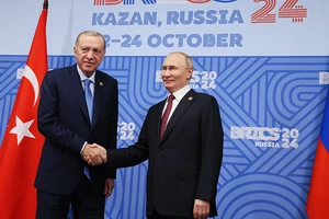 Tổng thống Nga Vladimir Putin và người đồng cấp Thổ Nhĩ Kỳ Recep Tayyip Erdogan gặp nhau bên lề Hội nghị thượng đỉnh BRICS tháng 10 vừa qua tại Kazan. (Ảnh: RIA Novosti)