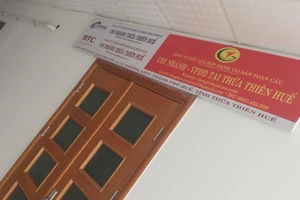 Văn phòng đại diện Công ty đấu giá hợp danh trực tuyến Toàn Cầu tại địa chỉ tầng 5 nhà số 24 đường Lý Thường Kiệt, Thừa Thiên Huế để biển không có chữ “trực tuyến”, dễ gây nhầm lẫn với Công ty đấu giá hợp danh Toàn Cầu có trụ sở tại Hà Nội.