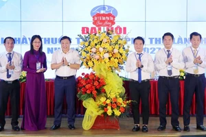 Lãnh đạo Sở Y tế Phú Thọ tặng hoa chúc mừng Hội thầy thuốc trẻ.