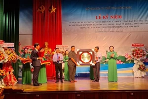 Ông Lê Kim Toàn, Phó Bí thư thường trực Tỉnh ủy, Trưởng đoàn đại biểu Quốc hội tỉnh Bình Định tặng hoa, quà cho Nhà hát Nghệ thuật truyền thống tỉnh Bình Định.