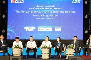 Đại biểu thảo luận các giải pháp khuyến khích người dân sử dụng thẻ, ngân hàng điện tử trong các giao dịch thanh toán. (Ảnh: PHONG NGUYÊN)