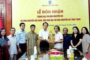 Lễ đón nhận tượng Đại thi hào Nguyễn Du.