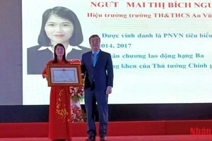 Bí thư Tỉnh ủy Thái Bình Ngô Đông Hải trao danh hiệu “Nhà giáo ưu tú” cho cô giáo Mai Thị Bích Nguyện.