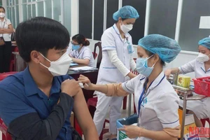 Quảng Ngãi yêu cầu tăng cường tốc độ tiêm chủng vaccine phòng Covid-19.