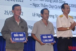 Lãnh đạo Cục Thuế tỉnh Tiền Giang trao giải Nhì cho các cá nhân may mắn.