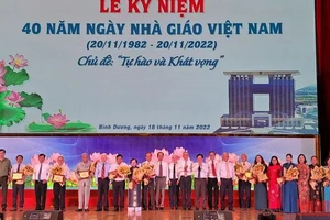 Nguyên Chủ tịch nước Nguyễn Minh Triết và lãnh đạo tỉnh Sông Bé, tỉnh Bình Dương qua các thời kỳ chụp hình lưu niệm với các thầy, cô giáo là lãnh đạo, nguyên lãnh đạo Sở Giáo dục và Đào tạo tỉnh Bình Dương.