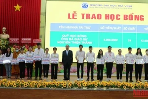 Các sinh viên Trường Đại học Trà Vinh được trao học bổng tại buổi lễ.