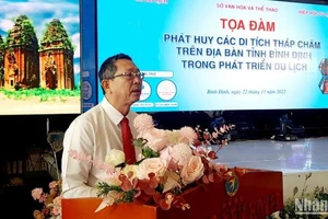 Ông Trần Văn Thanh, Giám đốc Sở Du lịch tỉnh Bình Định trình bày tham luận tại Tọa đàm với chủ đề “Phát huy các di tích tháp Chăm trên địa bàn tỉnh trong phát triển du lịch”.