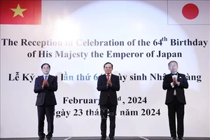Phó Thủ tướng Trần Lưu Quang, Bộ trưởng Ngoại giao Bùi Thanh Sơn và Đại sứ Nhật Bản tại Việt Nam Yamada Takio dự lễ kỷ niệm. Ảnh: Lâm Khánh/TTXVN