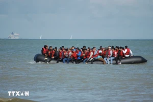 Thuyền chở người di cư vượt eo biển Manche hướng đến bờ biển miền nam nước Anh. (Ảnh: AFP/TTXVN)
