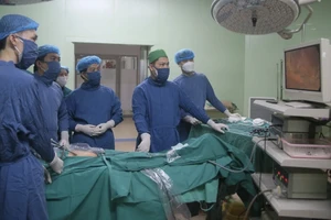 Các y, bác sĩ Bệnh viện Đa khoa huyện Ba Vì mổ nội soi cho người bệnh. (Ảnh: Thái Sơn)