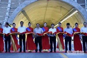 Thủ tướng Phạm Minh Chính và các đồng chí lãnh đạo thực hiện nghi thức cắt băng khánh thành 2 dự án đoạn tuyến cao tốc Cam Lâm-Vĩnh Hảo và Diễn Châu-Bãi Vọt.