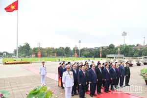 Các đồng chí lãnh đạo, nguyên lãnh đạo Đảng, Nhà nước thành kính tưởng nhớ công lao to lớn của Chủ tịch Hồ Chí Minh.