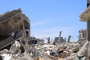 Cảnh đổ nát sau cuộc tấn công của Israel tại thành phố Khan Younis, miền Nam Dải Gaza. Ảnh: THX/TTXVN.