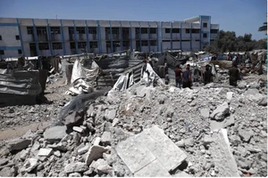 Tòa chung cư bị phá hủy sau vụ oanh tạc của Israel xuống thành phố Deir al-Balah ở miền trung Dải Gaza ngày 7/6. Ảnh: THX/TTXVN
