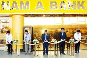 Đại diện Nam A Bank và khách mời cắt băng khai trương Nam A Bank Premier Lounge Đà Nẵng.
