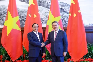 Thủ tướng Phạm Minh Chính bắt tay Thủ tướng Quốc vụ viện nước Cộng hòa nhân dân Trung Hoa Lý Cường trước khi vào hội đàm.