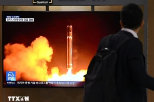 Hình ảnh do truyền thông Hàn Quốc phát trên truyền hình ở Seoul về vụ phóng thử một tên lửa của Triều Tiên, ngày 24/8/2023. Ảnh: AFP/TTXVN.