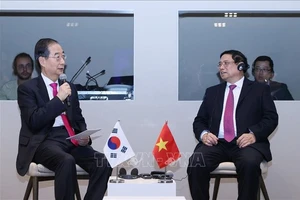 Thủ tướng Phạm Minh Chính gặp Thủ tướng Hàn Quốc Han Duck Soo nhân chuyến tham dự Hội nghị thường niên lần thứ 54 của Diễn đàn Kinh tế Thế giới (WEF) tại Davos, Thụy Sĩ, chiều 16/1/2024.