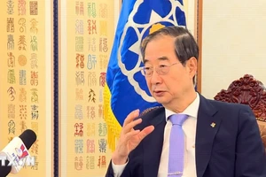 Thủ tướng Hàn Quốc Han Duck Soo trả lời phỏng vấn của TTXVN. (Ảnh: TTXVN)