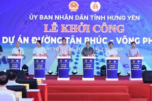 Thủ tướng Phạm Minh Chính và các đại biểu thực hiện nghi thức khởi công đường Tân Phúc-Võng Phan.