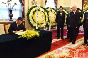 Tổng Bí thư, Chủ tịch Trung Quốc Tập Cận Bình đến Đại sứ quán Việt Nam tại Trung Quốc viếng Tổng Bí thư Nguyễn Phú Trọng.
