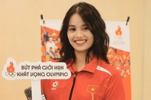 Vận động viên bắn cung Đỗ Thị Ánh Nguyệt tại Lễ xuất quân Đoàn Thể thao Việt Nam tham dự Olympic 2024, tại Hà Nội tối 17/7 vừa qua. (Ảnh: TTXVN)